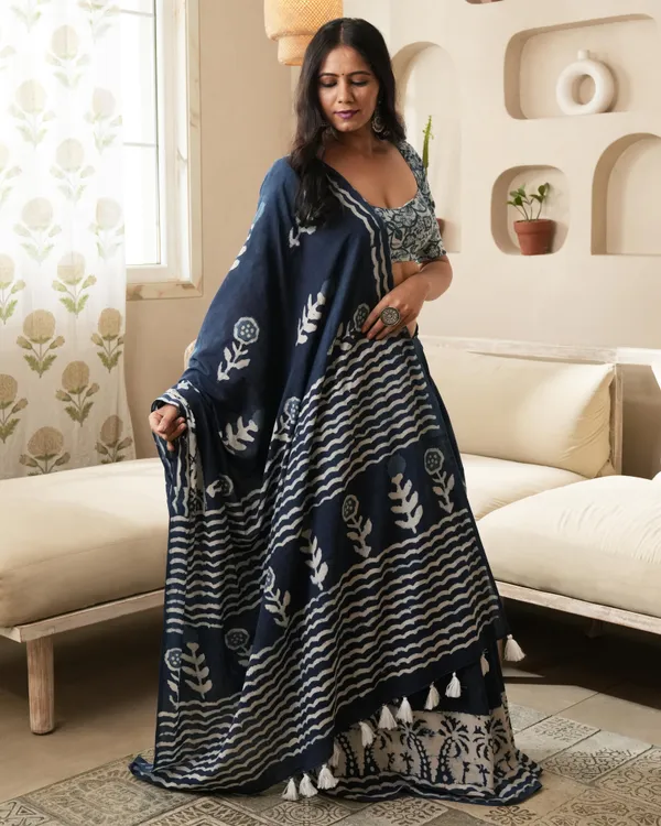 Indigo_Cotton_Parecha_Border_Dabu_Print_Mul_Saree_For_Women